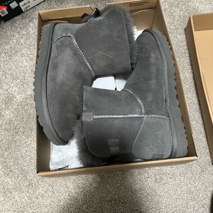 Grey bow ugg boots.